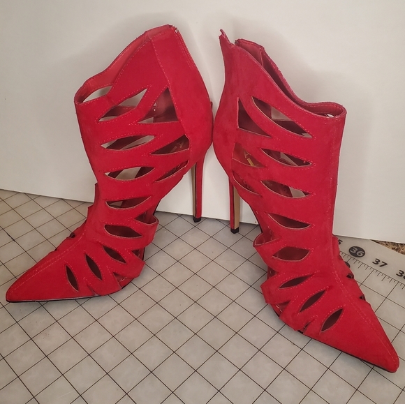 Size 8 Red pumps - Picture 1 of 2